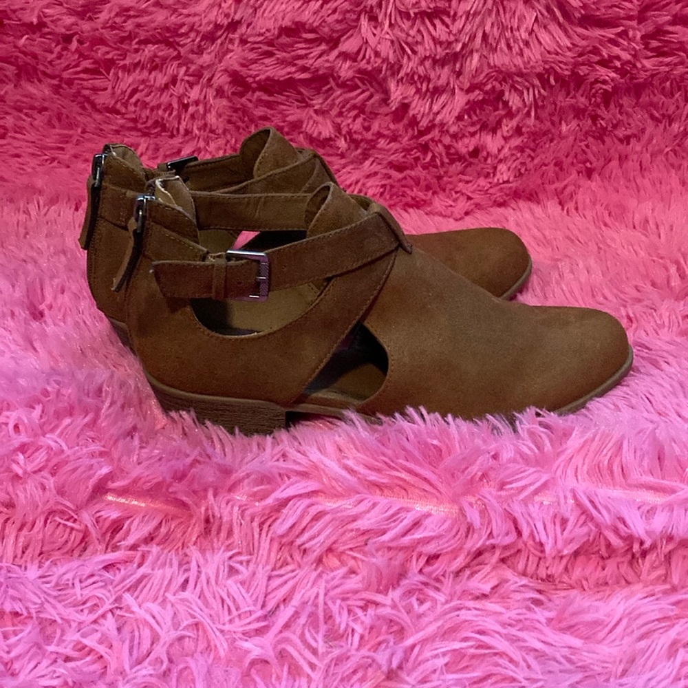 Indigo Rd. tan pointed toe cross buckle strap zip closure booties size 9